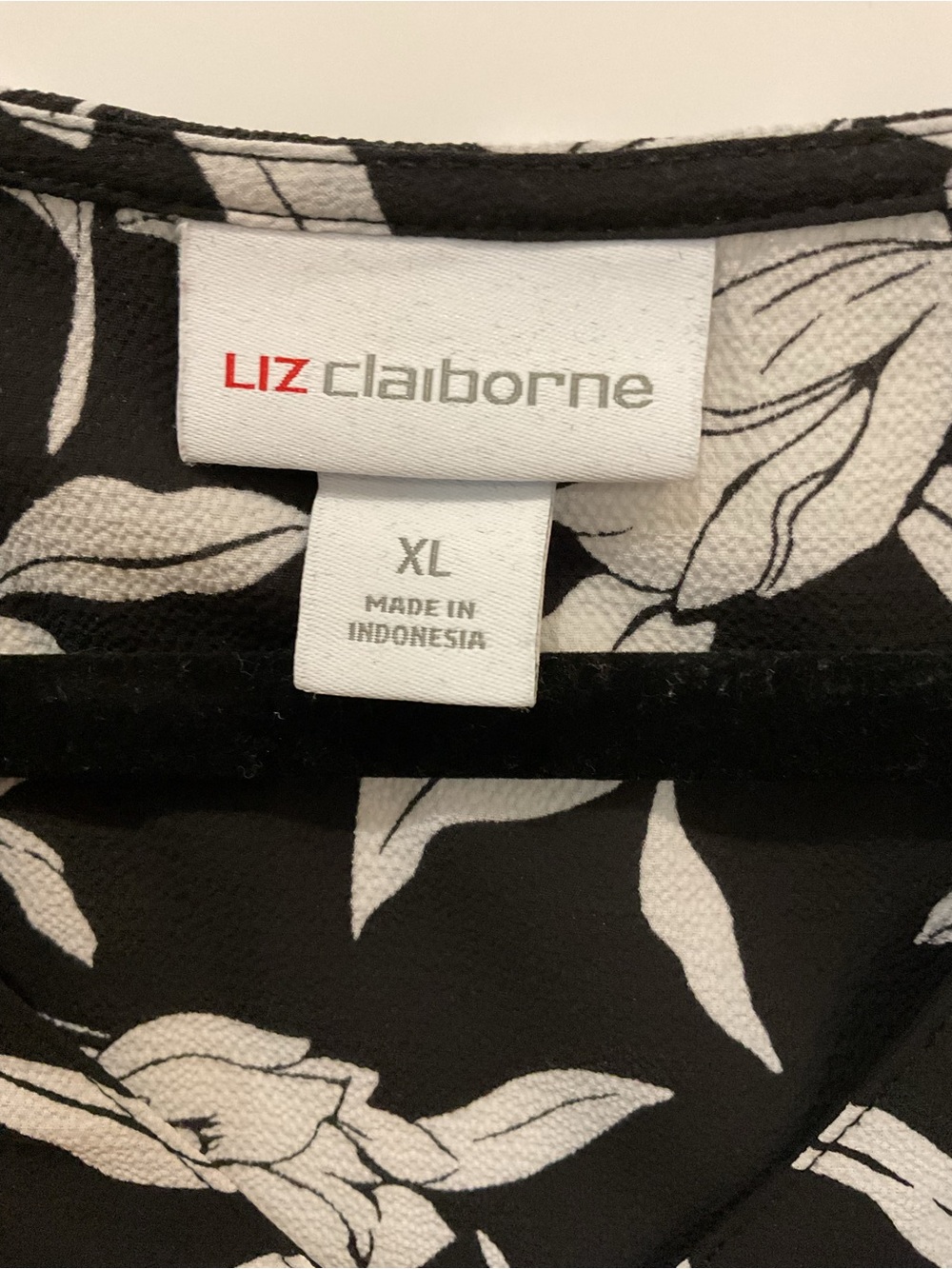 Liz Claiborne Black & White Floral Ruffle‑Neck Blouse — Size XL like new - Picture 3 of 7